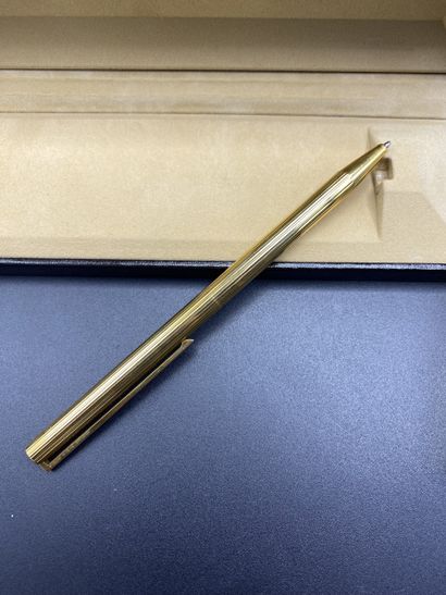 2 Dupont lighters and a pen