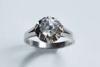J.BERAUDIAS. Bague en or gris (750 millièmes)...