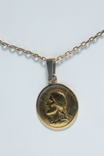 Deux bijoux en or jaune (750 millièmes)....