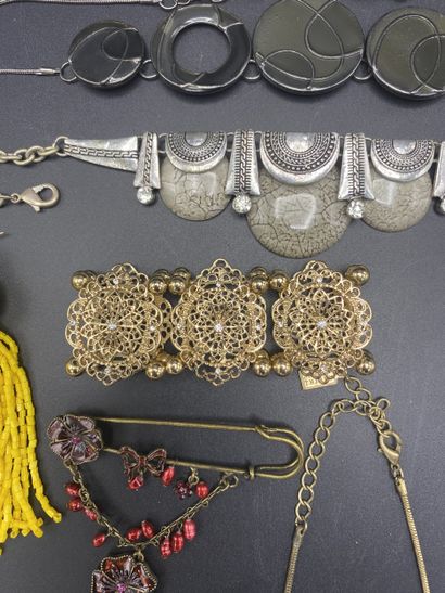 Important lot of costume jewelry: 2 Seiko...