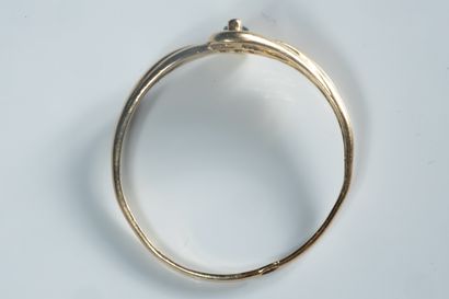 Bague ornée d’une émeraude taille navette...