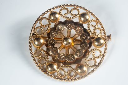 Broche ronde ajourée avec déformations et...