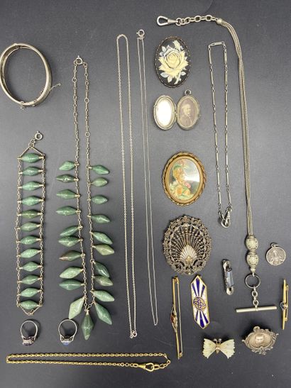 Lot of antique jewelry: brooches, bracelets,...