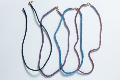 4 colliers cordelettes tissus bleu, bordeaux...
