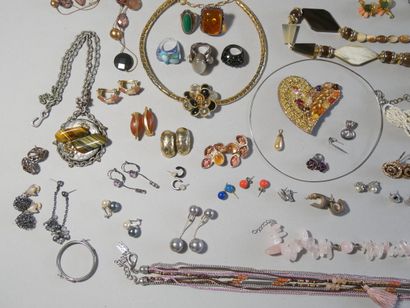 Important lot of costume jewelry including...