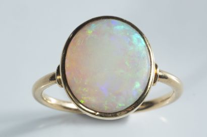 Bague ornée d’une opale cabochon en serti...