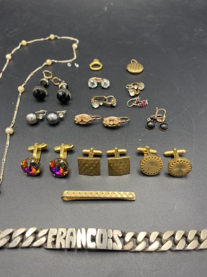 Batch of costume jewelry