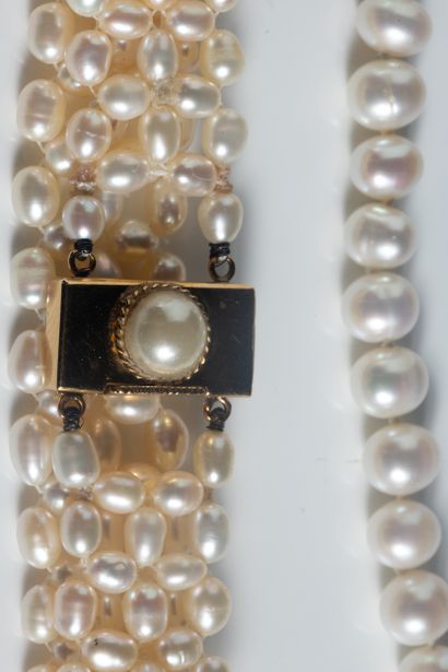 Deux bijoux ornés de perles de cultures blanches...