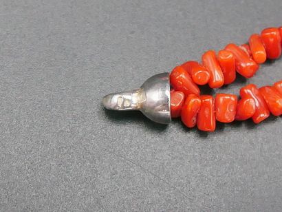 - Pendentif orné d’une perle de culture blanche,...