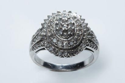 Bague ronde de forme marguerite en argent...