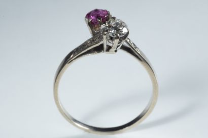 Bague « toi et moi » avec usures en or gris...