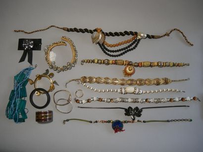 Important lot of costume jewelry including:...