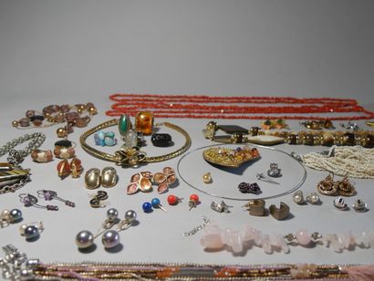 Important lot of costume jewelry including...