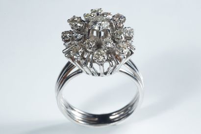 Bague marguerite or gris (750 millièmes)...