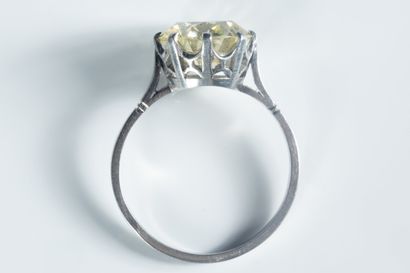 Bague solitaire en platine (850 millièmes)...