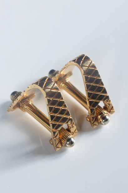 Paire de boutons manchettes forme étriers...