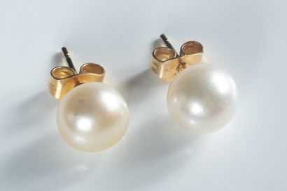 Paire de boucles d’oreilles ornée chacune...
