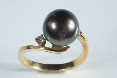Bague en or jaune (750 millièmes) centrée...
