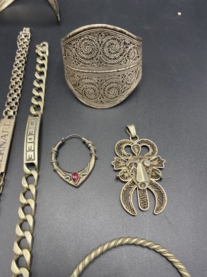 Lot de bijoux argent et argenté dont souvenirs...