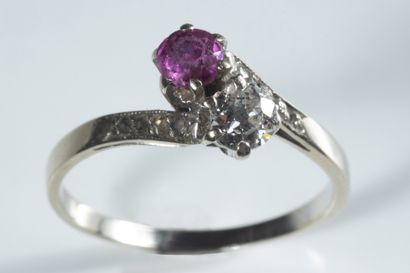 Bague « toi et moi » avec usures en or gris...