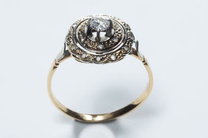 Bague ronde festonnée en platine (850 millièmes)...