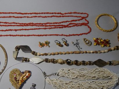 Important lot of costume jewelry including...