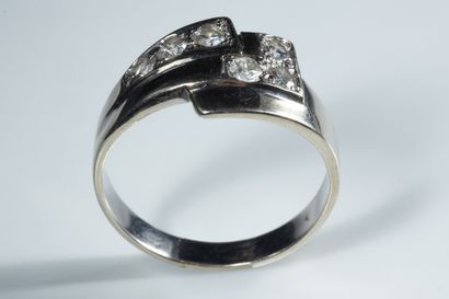 Bague en or gris (750 millièmes) sertie de...
