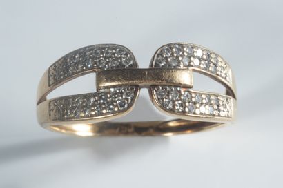 Bague centrée d’une barrette réunissant et...