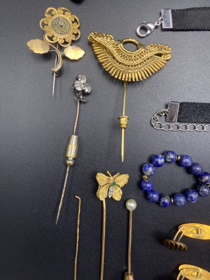 Lot de bijoux fantaisie.