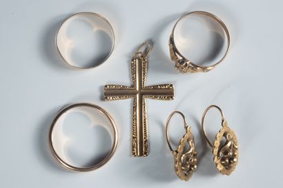 Lot de bijoux accidentés et manques en or...