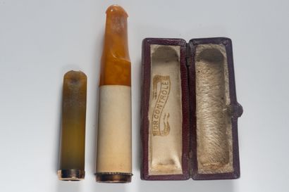 2 fumes cigarettes, les cerclages en or jaune...