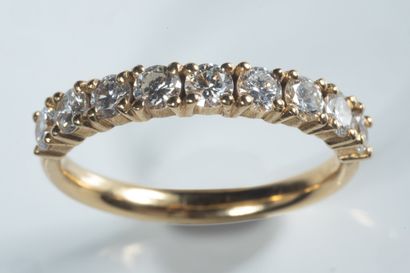 Demi alliance sertie de 9 diamants de taille...