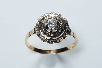 Bague ronde festonnée en platine (850 millièmes)...