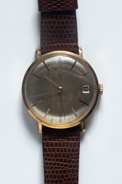 LIP. Montre d’homme, le boîtier rond en métal...