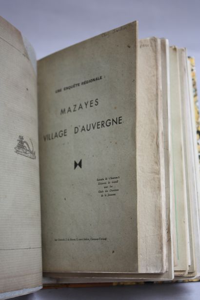 RECUEIL DE NOTES SUR L'AUVERGNE. 
1 fort...