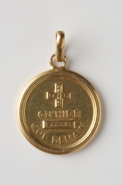 AUGIS. Petite médaille d’amour en or jaune...