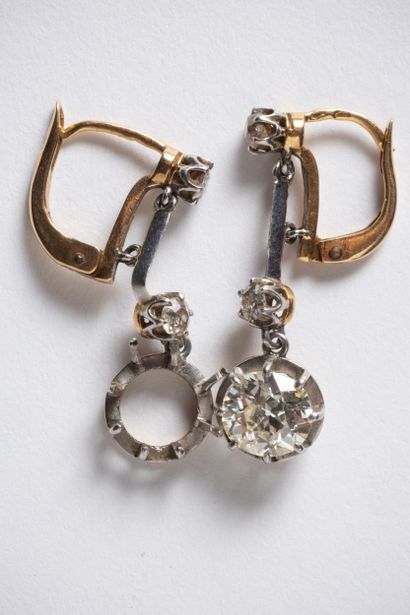 Pair of earrings in white and yellow gold...