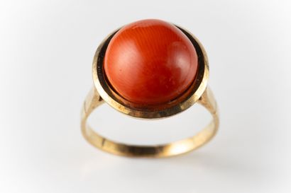 Bague ornée d’un corail en cabochon rond...