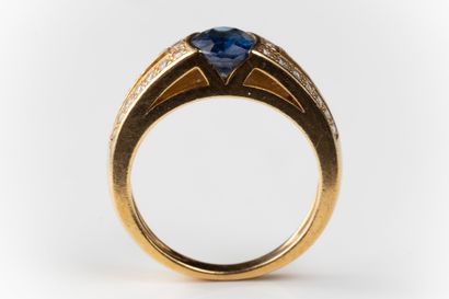 Yellow gold (750 thousandths) half-moon ring...
