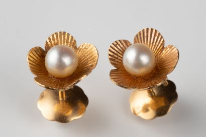 Pair of yellow gold (750 thousandths) flower...