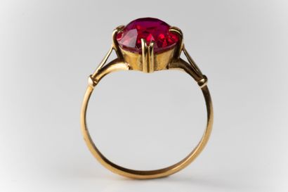 Yellow gold (750 thousandths) ring set with...