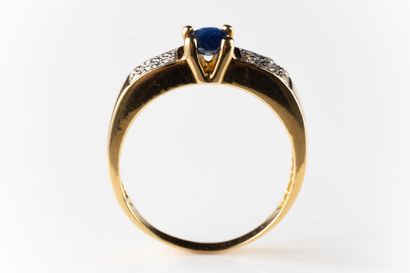 Yellow gold (750 thousandths) ring centered...