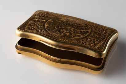 Curved snuffbox or cigarette box in yellow...