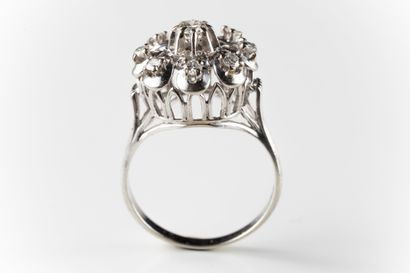 Bague marguerite en or gris sertie de diamants...