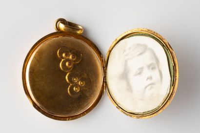 Round opening souvenir pendant in yellow...