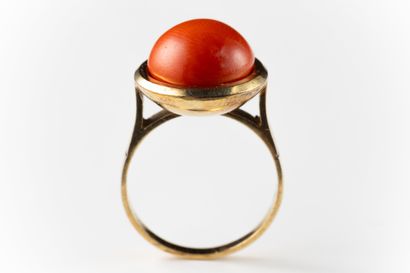 Bague ornée d’un corail en cabochon rond...