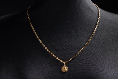 2 bijoux en or jaune (750 millièmes):
- Une...