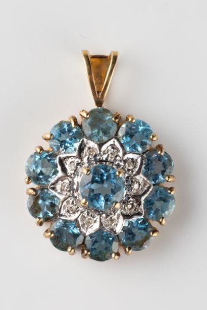 Pendentif rond à décor de topazes bleues...