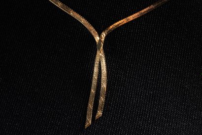 Fin collier style cravate ou noeud double...