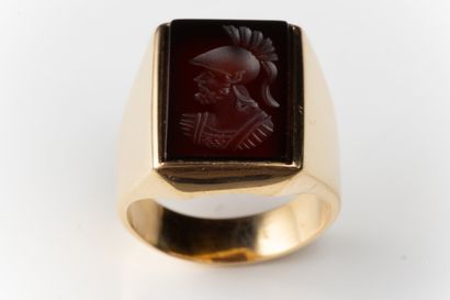 Bague chevalière rectangulaire ornée d’une...